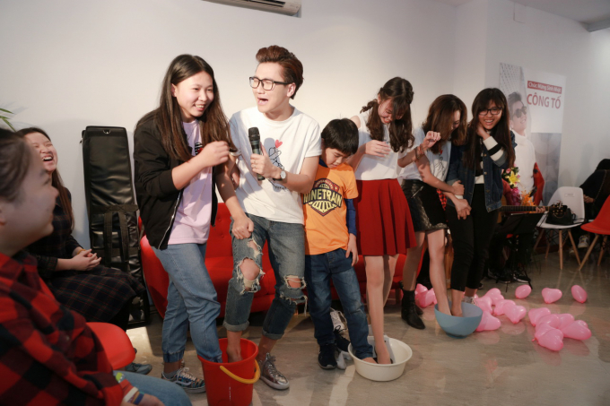 C&ocirc;ng Tố tham gia c&aacute;c tr&ograve; chơi c&ugrave;ng fan.&nbsp;