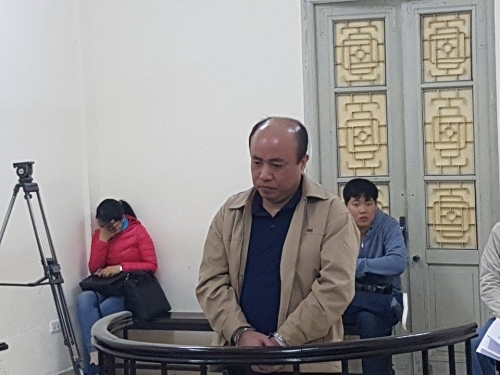 Bị c&aacute;o Nguyễn Mạnh Tiến trước v&agrave;nh m&oacute;ng ngựa. (Ảnh: b&aacute;o Người đưa tin)