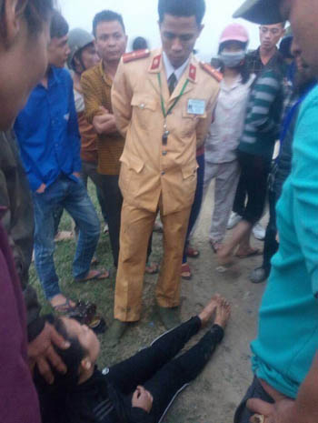 Thiếu &uacute;y Tưởng sau gi&acirc;y ph&uacute;t c&ugrave;ng mọi người h&ocirc; hấp, sơ cứu người phụ nữ. Ảnh:&nbsp;Fb Đ&ocirc; Lương