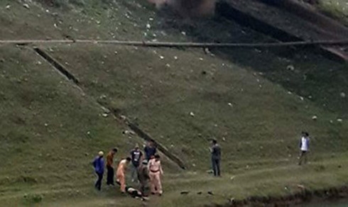 Cảnh sát giao thông cứu người phụ nữ nhảy cầu tự tử