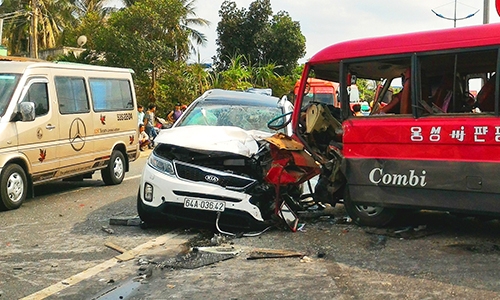 Xe khách lao qua dải phân cách, húc ôtô 4 chỗ