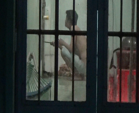 Bắt giữ kẻ ng&aacute;o đ&aacute;, đập ph&aacute; t&agrave;i sản, cố thủ trong nh&agrave;.