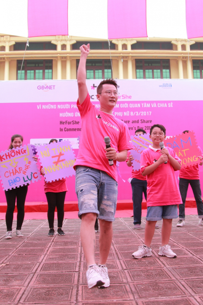 Bố con Ho&agrave;ng B&aacute;ch diện gi&agrave;y cao g&oacute;t nhảy flashmob đấu tranh b&igrave;nh đẳng giới