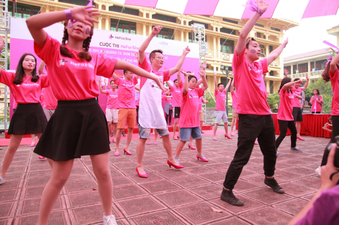 Bố con Ho&agrave;ng B&aacute;ch diện gi&agrave;y cao g&oacute;t nhảy flashmob đấu tranh b&igrave;nh đẳng giới