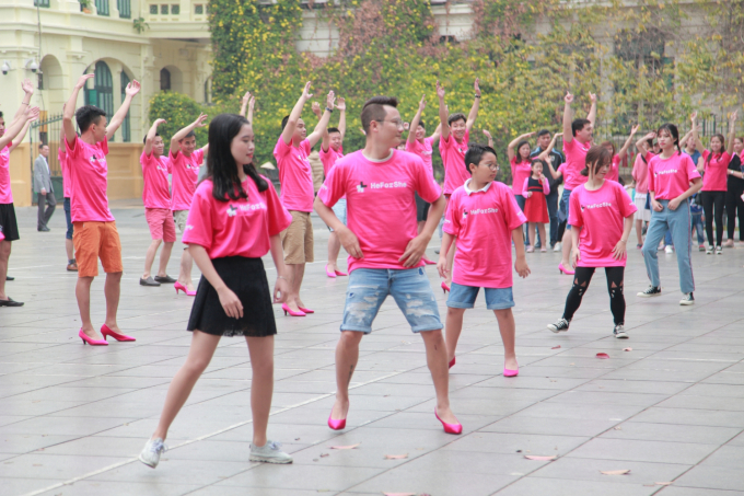 Ho&agrave;ng B&aacute;ch c&ugrave;ng con trai đi gi&agrave;y cao g&oacute;t&nbsp;nhảy flashmob.