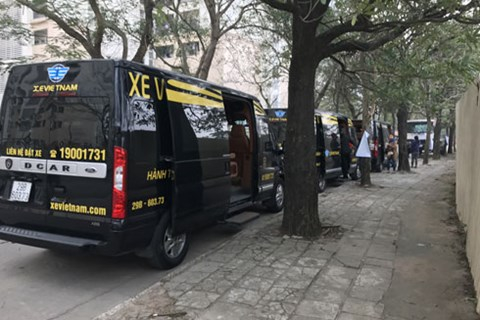 D&agrave;n xe Limousine xếp h&agrave;ng tại khu đ&ocirc; thị Ph&aacute;p V&acirc;n-Tứ Hiệp.