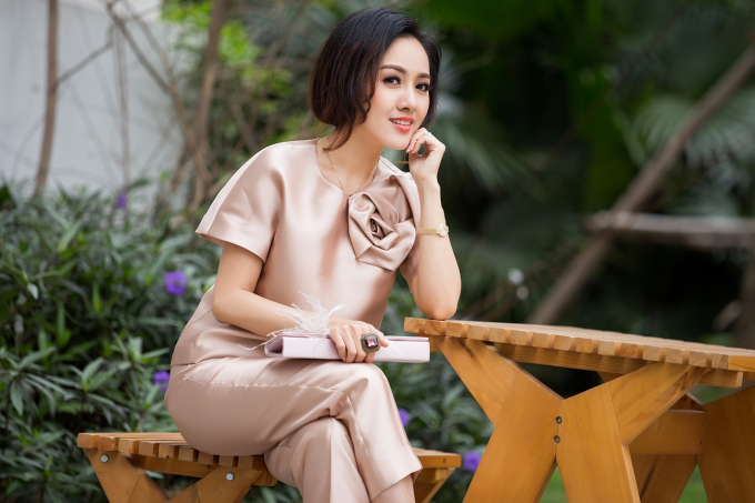 &nbsp;Điểm nhấn của trang phục l&agrave; b&ocirc;ng hoa to bản, c&agrave;ng khiến cho người đi đường kh&ocirc;ng thể rời mắt bởi ngo&agrave;i giọng n&oacute;i ấm &aacute;p, duy&ecirc;n d&aacute;ng, th&igrave; Ho&agrave;i Anh c&ograve;n g&acirc;y được ch&uacute; &yacute; qua c&aacute;c trang phục k&iacute;n đ&aacute;o m&agrave; đầy nữ t&iacute;nh.