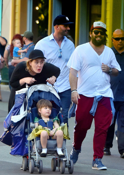 Adele v&agrave; Simon Konecki đưa con trai đi chơi c&ocirc;ng vi&ecirc;n. (Ảnh: Sina)