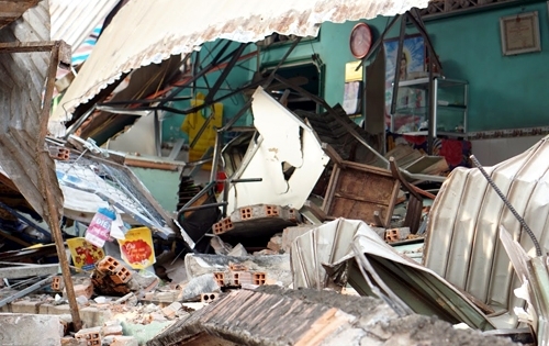 Bé 3 tuổi bò ra khỏi đống đổ nát khi ôtô tông sập nhà