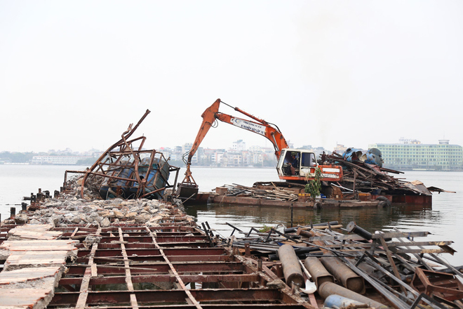 Từ ng&agrave;y 23/2, lực lượng chức năng quận T&acirc;y Hồ (H&agrave; Nội) đ&atilde; cưỡng chế di dời du thuyền, nh&agrave; nổi ở Hồ T&acirc;y. Việc n&agrave;y nằm trong kế hoạch chấm dứt ho&agrave;n to&agrave;n hoạt động kinh doanh dịch vụ, văn h&oacute;a, thể thao du lịch, vui chơi giải tr&iacute;, nu&ocirc;i trồng khai th&aacute;c thủy sản của c&aacute;c c&aacute; nh&acirc;n, tổ chức trong phạm vi quản l&yacute; Hồ T&acirc;y.