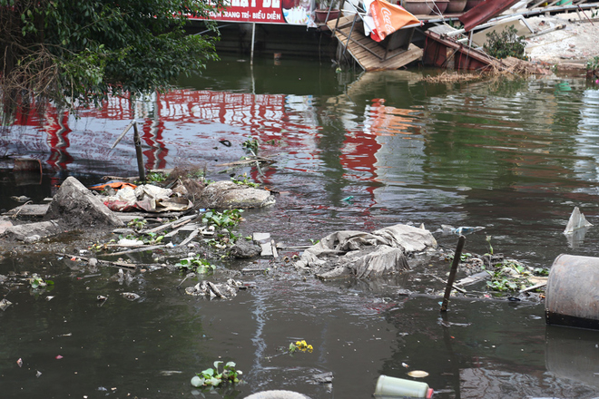 Khu vực ven hồ đoạn từ số 2 đến số 10 Nguyễn Đ&igrave;nh Thi cũng tồn tại d&ograve;ng nước đen ng&ograve;m, bốc m&ugrave;i h&ocirc;i thối. Một người d&acirc;n sống cạnh đ&acirc;y cho biết, hiện tượng n&agrave;y c&oacute; từ l&acirc;u tuy nhi&ecirc;n vẫn chưa được cơ quan chức năng xử l&yacute;.
