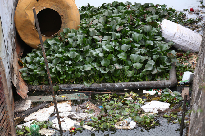 Vị tr&iacute; cống thải ph&iacute;a sau một nh&agrave; h&agrave;ng nổi ven đường Nguyễn Đ&igrave;nh Thi.