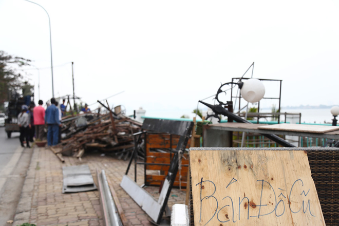 Chủ một số du thuyền tận dụng vỉa h&egrave; ven hồ để tập kết đồ đạc v&agrave; treo biển b&aacute;n đồ cũ.