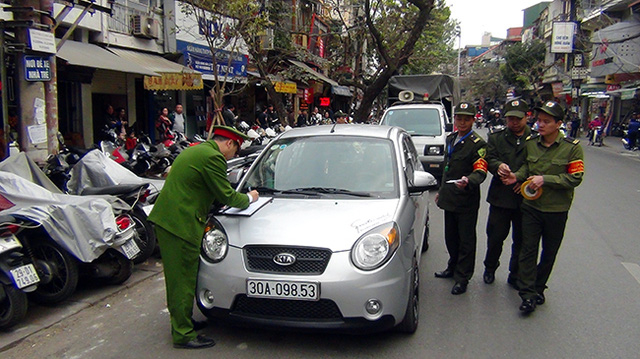 Lực lượng c&ocirc;ng an quận Ho&agrave;n Kiếm ra qu&acirc;n xử l&yacute; lấn chiếm vỉa h&egrave;, l&ograve;ng đường.