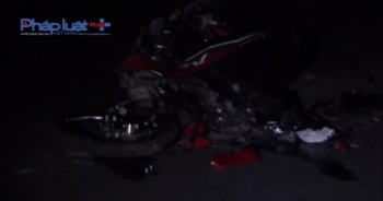 Đi xe máy vượt đèn đỏ, 2 thanh niên bị xe container kéo lê 10 mét trên đường