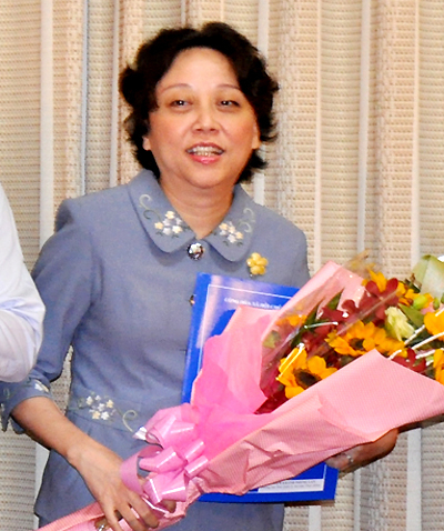 B&agrave; Phong Lan nhận quyết định về Ban an to&agrave;n vệ sinh thực phẩm của th&agrave;nh phố. (Ảnh:&nbsp;T.S)