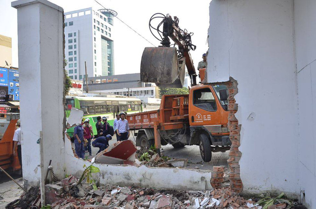 TPHCM:  Quận 1 tiếp tục đập tường, bứng c&acirc;y chiếm h&egrave; phố