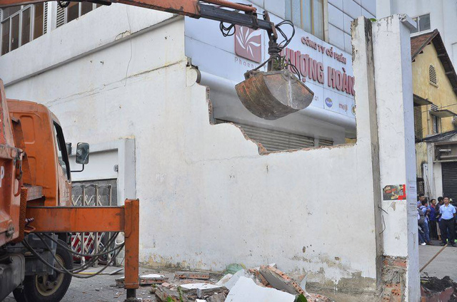 Đập bức tường tại 12 Nguyễn Thị Minh Khai, trước c&ocirc;ng ty Quản l&yacute; nh&agrave; TP.
