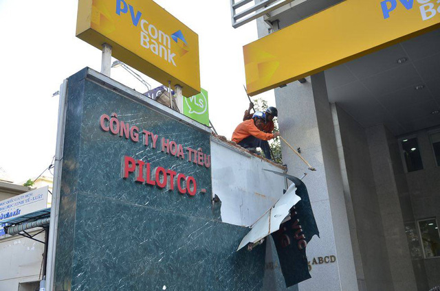 TPHCM:  Quận 1 tiếp tục đập tường, bứng c&acirc;y chiếm h&egrave; phố