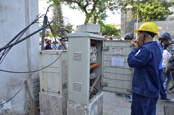 Cả tủ điện cũng bị dẹp bỏ.