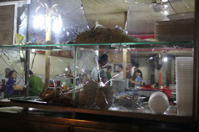 Tủ k&iacute;nh của qu&aacute;n ăn bị giang hồ đập ph&aacute;.