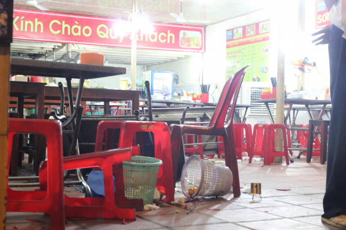 Qu&aacute;n ăn bị x&aacute;o trộn sau khi bị giang hồ