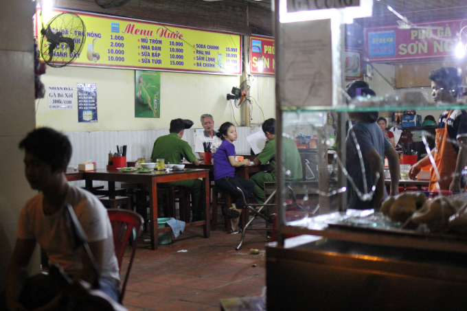 Cơ quan c&ocirc;ng an c&oacute; mặt lấy lời khai chủ qu&aacute;n ăn.