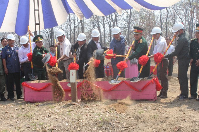 Lực lượng Việt Nam -Campuchia d&ugrave;ng tham dự Lễ khởi c&ocirc;ng x&acirc;y dựng cột mốc 41 v&agrave; 43.