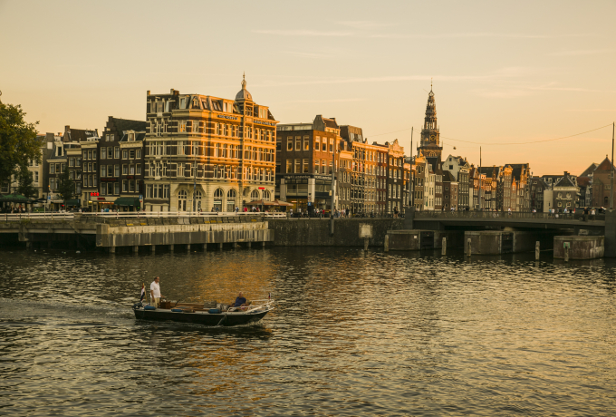 Amsterdam như bức hội họa thế kỷ 18.