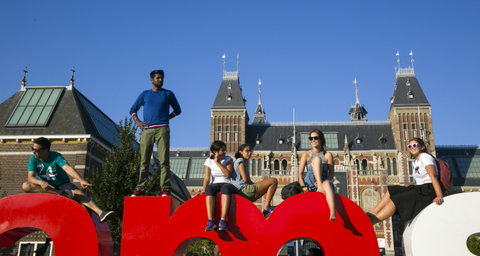 Trước Bảo t&agrave;ng Nghệ thuật Trung t&acirc;m Amsterdam.