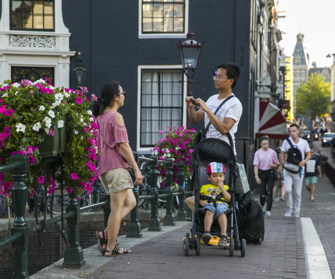 Những c&acirc;y cầu trồng hoa của Amsterdam lu&ocirc;n l&agrave; điểm dừng ch&acirc;n của những kh&aacute;ch du lịch trẻ đến từ ch&acirc;u &Aacute;.