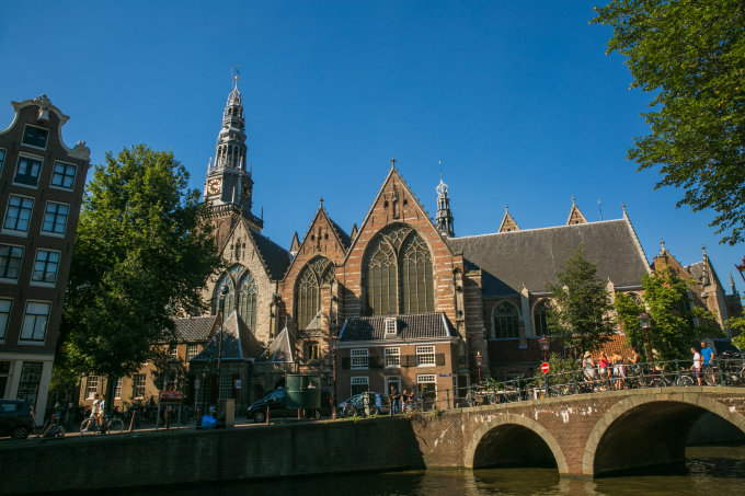 Một trong những c&acirc;y cầu cổ k&iacute;nh dẫn v&agrave;o phố đ&egrave;n đỏ.