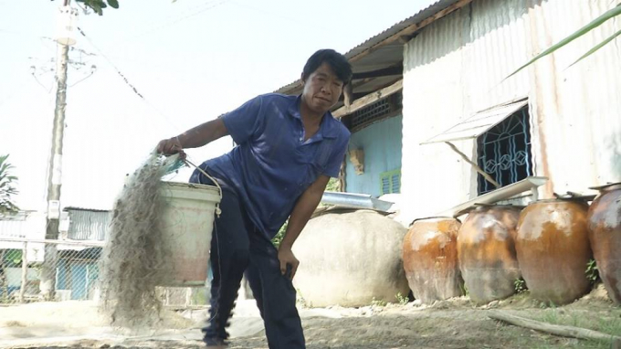 Anh Sơn bị dị tật bẩm sinh khiến việc đi lại kh&oacute; khăn kh&ocirc;ng thể l&agrave;m việc nặng nhọc.