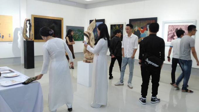 Buổi triển l&atilde;m diễn ra tại Khoa Hội họa, trường Đại học Nghệ thuật Huế.