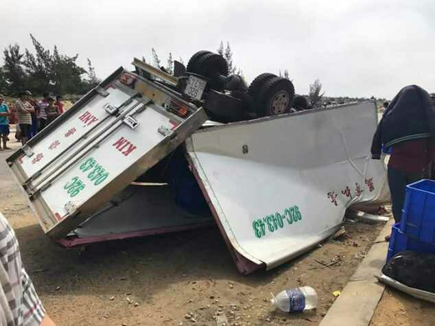 Th&ugrave;ng xe dập n&aacute;t, hư hỏng ho&agrave;n to&agrave;n. Ảnh: Phước Nguy&ecirc;n.