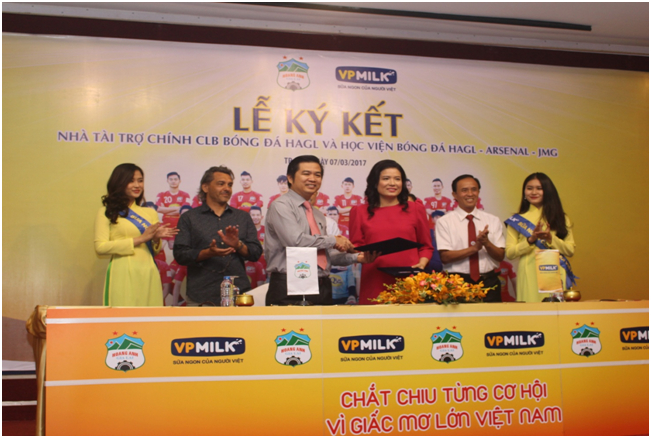Lễ k&yacute; kết nh&agrave; t&agrave;i trợ ch&iacute;nh C&acirc;u lạc bộ (CLB) B&oacute;ng đ&aacute; Ho&agrave;ng Anh Gia Lai (HAGL) v&agrave; Học viện B&oacute;ng đ&aacute; HAGL &ndash; Arsenal &ndash; JMG.&nbsp;