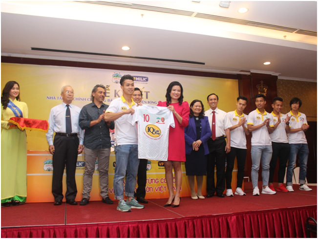 Cầu thủ Nguyễn C&ocirc;ng Phượng nhận &aacute;o thi đấu từ B&agrave; Nguyễn Thị Thu Phương - Chủ tịch HĐQT VP Milk.