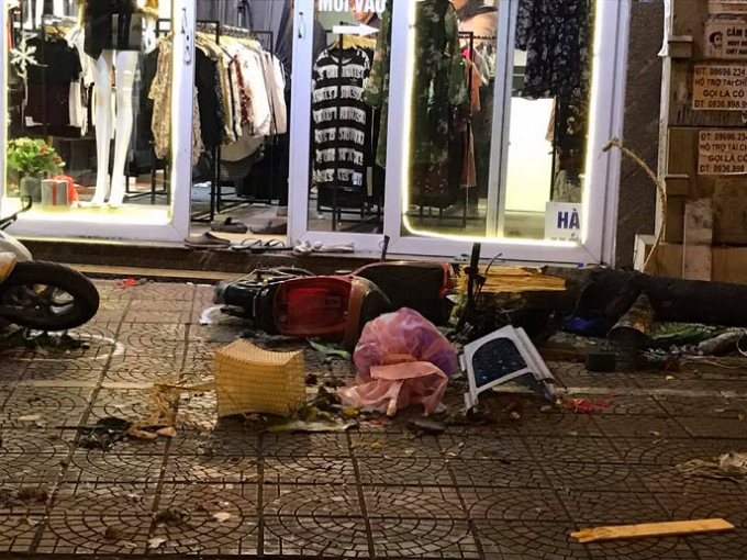 Nhiều xe m&aacute;y bị hư hại sau vụ tai nạn.