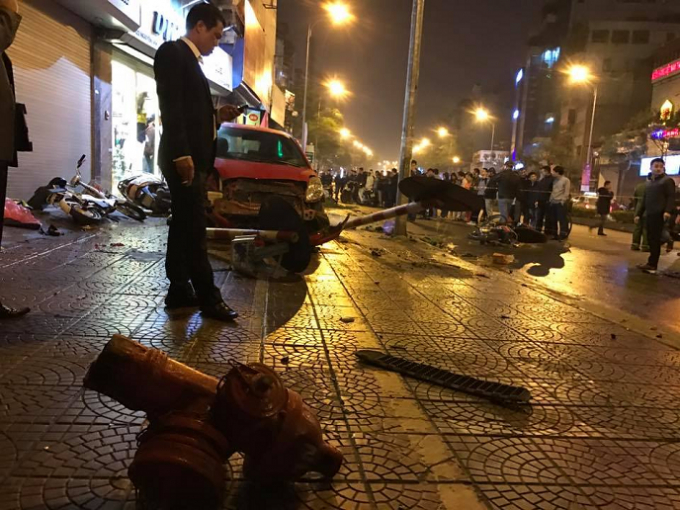 Chiếc &ocirc; t&ocirc; đ&acirc;m gẫy 1 cột biển b&aacute;o giao th&ocirc;ng v&agrave; trụ nước tr&ecirc;n vỉa h&egrave;.