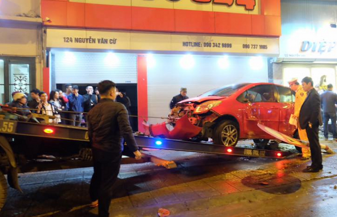 Lực lượng chức năng nhanh ch&oacute;ng c&oacute; mặt xử l&yacute; vụ việc.