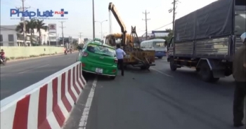 Bình Dương: Taxi leo lên dải phân cách, tài xế đạp cửa kêu cứu