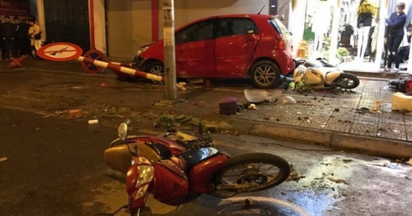 Hà Nội: Ô tô “điên” càn quét vỉa hè khiến nhiều người bị thương