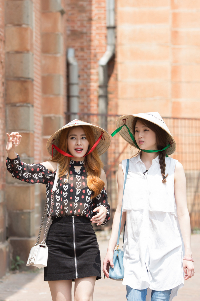 Chi Pu đội n&oacute;n l&aacute; dạo phố S&agrave;i G&ograve;n c&ugrave;ng &Aacute; hậu H&agrave;n Quốc