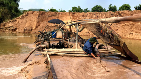C&aacute;t tặc lộng h&agrave;nh tr&ecirc;n s&ocirc;ng Lục Nam đoạn x&atilde; Phượng Sơn, Lục Ngạn, Bắc Giang năm 2016. Ảnh: Đức To&agrave;n