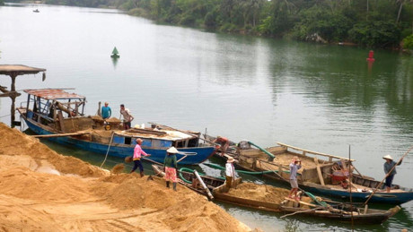 Khai th&aacute;c c&aacute;t tr&aacute;i ph&eacute;p tại x&atilde; Đa Lộc, Hậu Lộc, Thanh H&oacute;a. Ảnh : Hồng Vĩnh