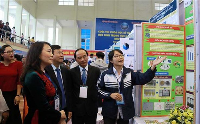 Thứ trưởng Nguyễn Thị Nghĩa đi thăm quan m&ocirc; h&igrave;nh khoa học kĩ thuật của học sinh trung học. Ảnh: moet.gov.vn