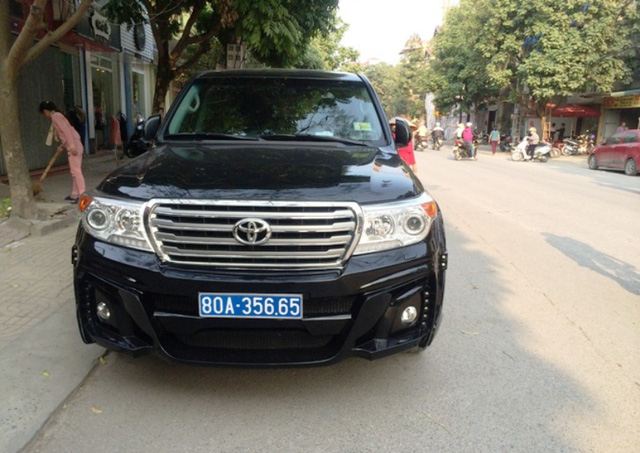 Ninh B&igrave;nh: Nghi vấn 2 xe &ocirc; t&ocirc; tiền tỷ kh&ocirc;ng d&aacute;n tem đăng kiểm, đeo biển giả