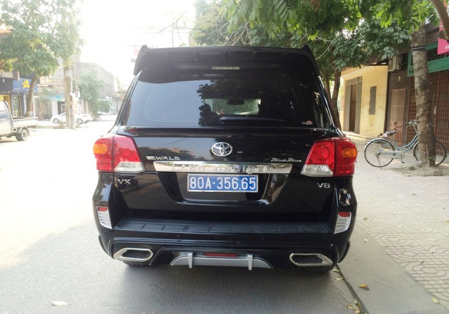 Chiếc xe Toyota hạng sang đeo biển xanh nghi l&agrave; biển số giả. (ảnh: ND)