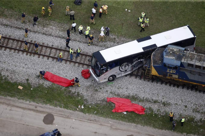 Vụ va chạm đ&atilde; khiến chiếc xe bus trượt d&agrave;i 1 đoạn khoảng 90 m tr&ecirc;n đường ray, 3 người thiệt mạng tại chỗ trong khi 1 h&agrave;nh kh&aacute;ch chết ngay sau đ&oacute;. Tuy nhi&ecirc;n kh&ocirc;ng ai tr&ecirc;n t&agrave;u h&agrave;ng&nbsp;bị thương.