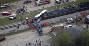 Hiện trường tàu hỏa đâm trực diện xe bus ở Mỹ, gần 40 người thương vong